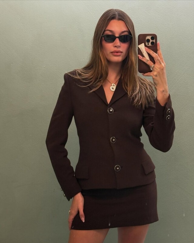 Hailey Bieber 可可色穿搭示範 Hailey Bieber 可可色穿搭示範