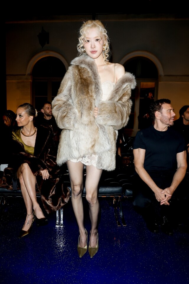 簡直是審美疲勞!「臉蛋天才」車銀優、Rosé 以完美神顏現身 Saint Laurent 2025 春夏大秀 簡直是審美疲勞!「臉蛋天才」車銀優、Rosé 以完美神顏現身 Saint Laurent 2025 春夏大秀