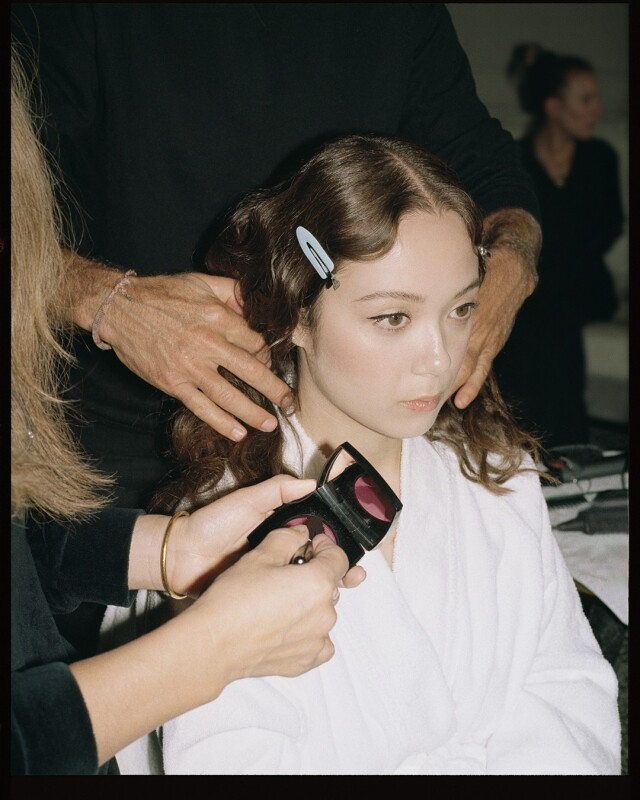 冰島、中國混血歌手 Laufey 是誰？成 CHANEL 時裝騷座上客、音樂世家出身、復古懷舊嗓音讓人聽出耳油！