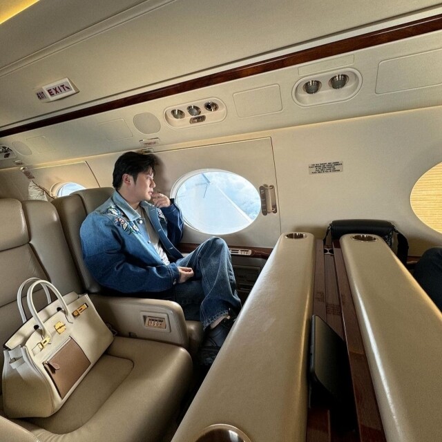 《楊大衛出門搭乘私人飛機