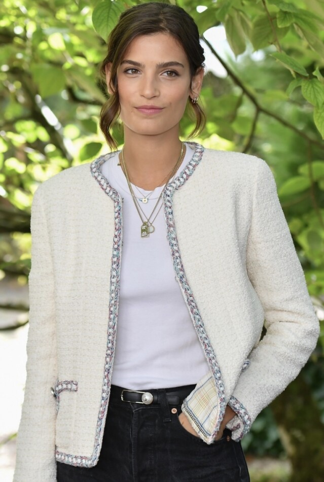 Chanel Tweed Jacket 百搭易於配襯,Alma Jodorowsky 便是一好例子。 Chanel Tweed Jacket 百搭易於配襯,Alma Jodorowsky 便是一好例子。