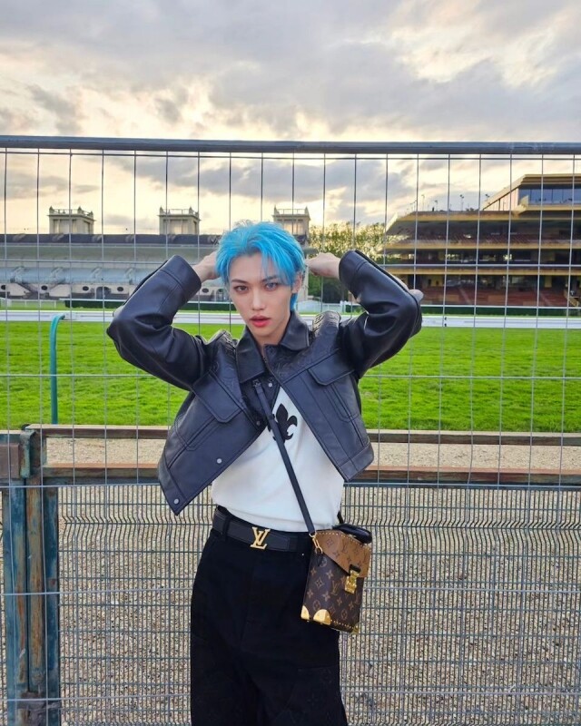 Stray Kids 成員Felix 獲 Louis Vuitton 青睞成最新品牌大使！Felix 髮色搶眼、風格百變，以中性氣質演繹時尚造型！