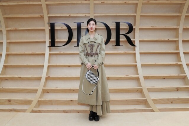 Suzy 秀智穿上新季 Dior 的大地色外套現身時裝騷，展現法式簡約魅力。