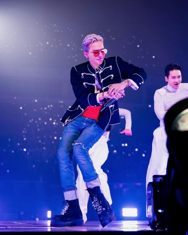 G-Dragon 巡迴演唱會 《Übermensch》香港站造型全公開!為觀眾獻上一場舞台時裝盛宴、配戴 Pomellato 珠寶顯奢華 G-Dragon 巡迴演唱會 《Übermensch》香港站造型全公開!為觀眾獻上一場舞台時裝盛宴、配戴 Pomellato 珠寶顯奢華