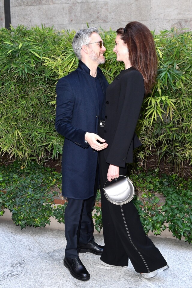 Anne Hathaway 跟老公 Adam Shulman 一同出席時裝騷,二人舉手投足都是充滿愛意。 Anne Hathaway 跟老公 Adam Shulman 一同出席時裝騷,二人舉手投足都是充滿愛意。