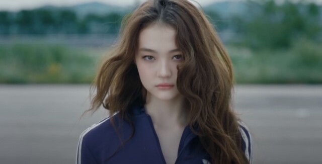 Ella Gross 加入 K-Pop 女團！15 歲韓德混血「小 Jennie」長大了，成熟打扮你認得她嗎？
