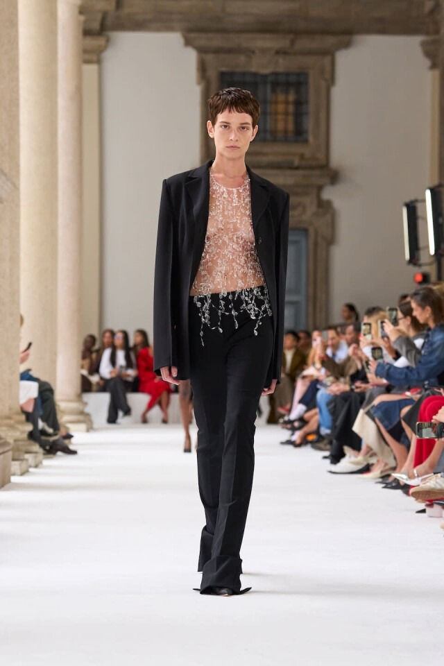 Sportmax 2025 春夏系列探索極簡之美!透明高踭鞋、水桶袋風格吸睛,新作融合流蘇元素打造感性魅力! Sportmax 2025 春夏系列探索極簡之美!透明高踭鞋、水桶袋風格吸睛,新作融合流蘇元素打造感性魅力!