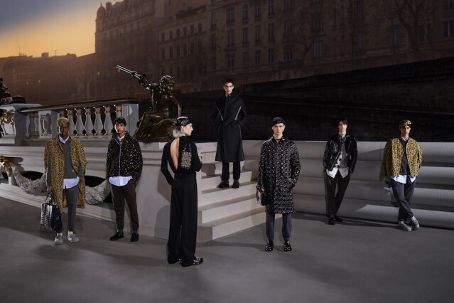 Dior Men 2022 秋冬時裝騷於 1 月 21 日舉行，此日更是 Christian Dior 先生的生忌，因此 Kim Jones 決定向 Christian Dior 先生生前的設計作出致敬，經典的女裝元素融入男裝設計中，為男裝增添了更多可能性。