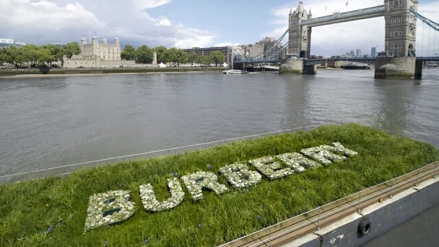 Burberry 祝賀英女皇登基 70 週年活動 1：水上花園