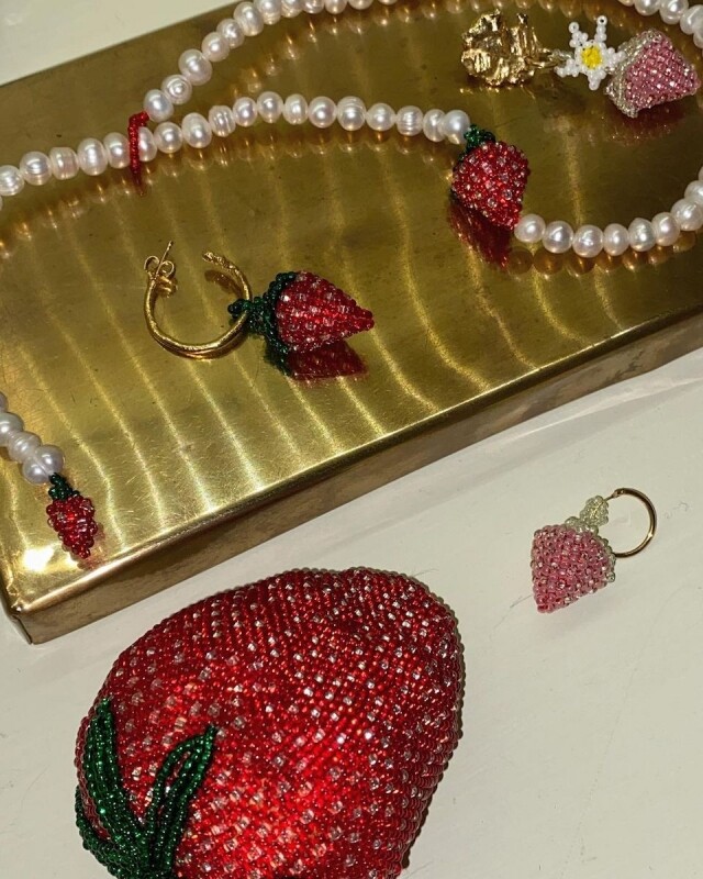 Pura utz 的草莓造型珠仔頸鏈像真度頗高，亦是品牌標誌性的設計元素。