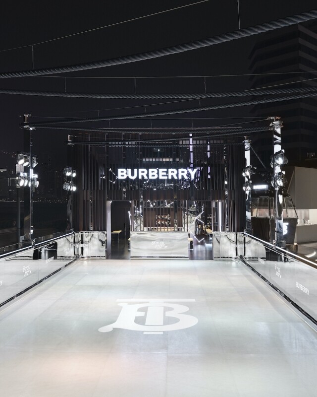 Burberry 於 K11 Musea Promenade 設立了首個露天溜冰場