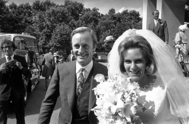卡米拉亦在 1973 年選擇嫁給另一個貴族男士 Andrew Parker Bowles