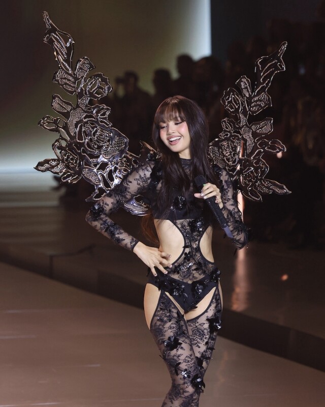 Lisa 以 3 套性感造型首登 Victoria’s Secret 舞台！由電單車女郎到天使打扮，造型絕不輸維密天使