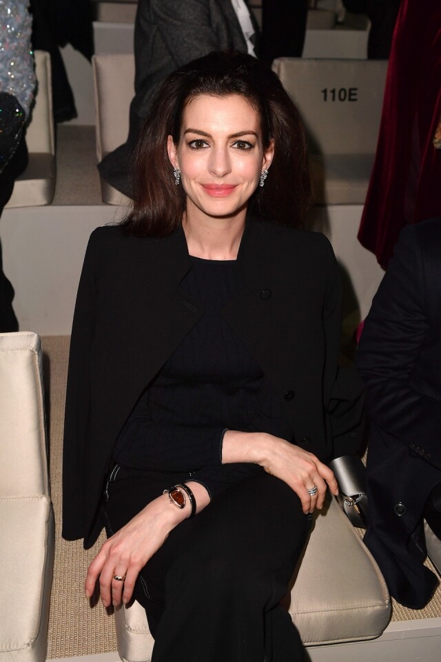 Anne Hathaway 以一身復古造型現身米蘭時裝周，現身 Giorgio Armani 2022 秋冬系列。