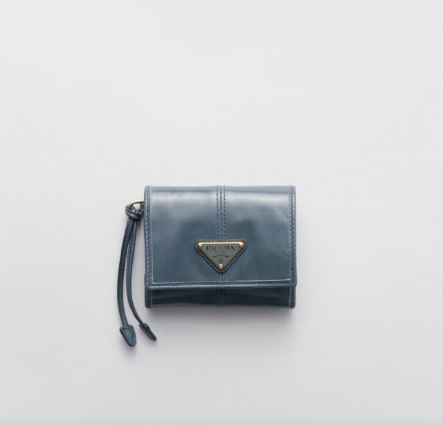 Prada 銀包｜10+ 女生必愛的名牌銀包 2025 推薦，長銀包、短銀包、卡片套的實用時尚度滿分！