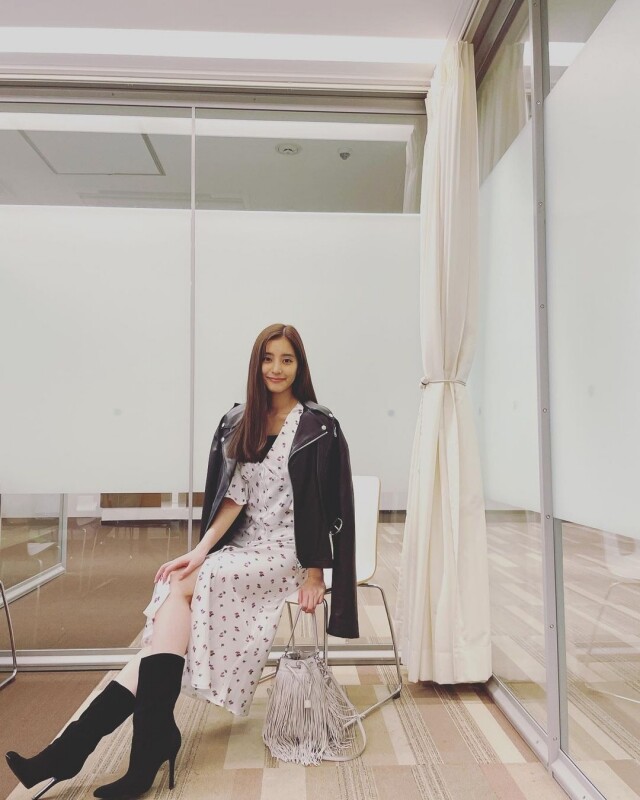 新木優子穿搭:開叉設計的印花長裙,披上黑皮褸和穿上幼跟尖頭靴 新木優子穿搭:開叉設計的印花長裙,披上黑皮褸和穿上幼跟尖頭靴