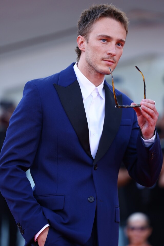 《Queer》Drew Starkey 是誰?新作搭檔 Daniel Craig 上演同性愛情!威尼斯影展上帥氣臉龐搶眼、獲封新一代的荷李活男神 《Queer》Drew Starkey 是誰?新作搭檔 Daniel Craig 上演同性愛情!威尼斯影展上帥氣臉龐搶眼、獲封新一代的荷李活男神