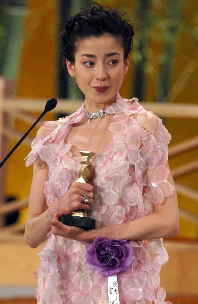 宮澤理惠人生故事比戲劇更精彩！曾經歷高低跌宕的人生，被退婚、自殺未遂等事業低谷
