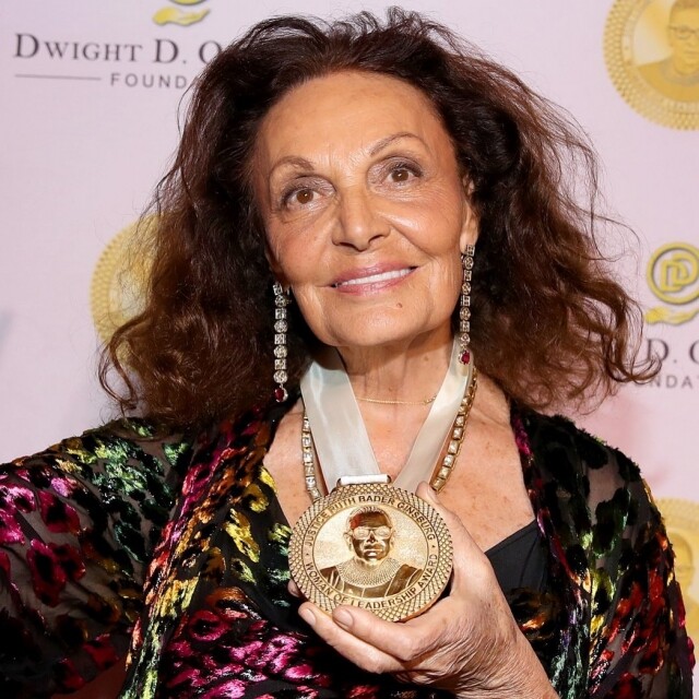 Diane Von Furstenberg 曾嫁德國王子、成就無數的設計師!優雅 Wrap Dress 揚名時裝界、高峰時期大賣數百萬件! Diane Von Furstenberg 曾嫁德國王子、成就無數的設計師!優雅 Wrap Dress 揚名時裝界、高峰時期大賣數百萬件!