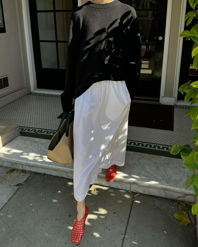 塑膠涼鞋成今季大熱鞋款，Lisa、Gigi Hadid 都在穿！要如何搭配服飾才能穿出優雅感？