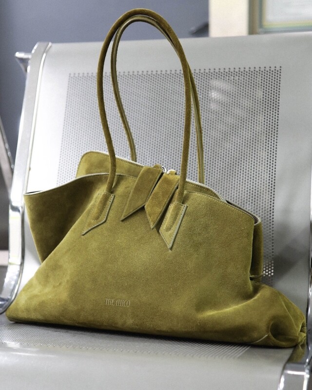 今年「It Bag 黑馬」是 The Attico 這款不規則包！Kylie Jenner 也在用，到底有何魅力？