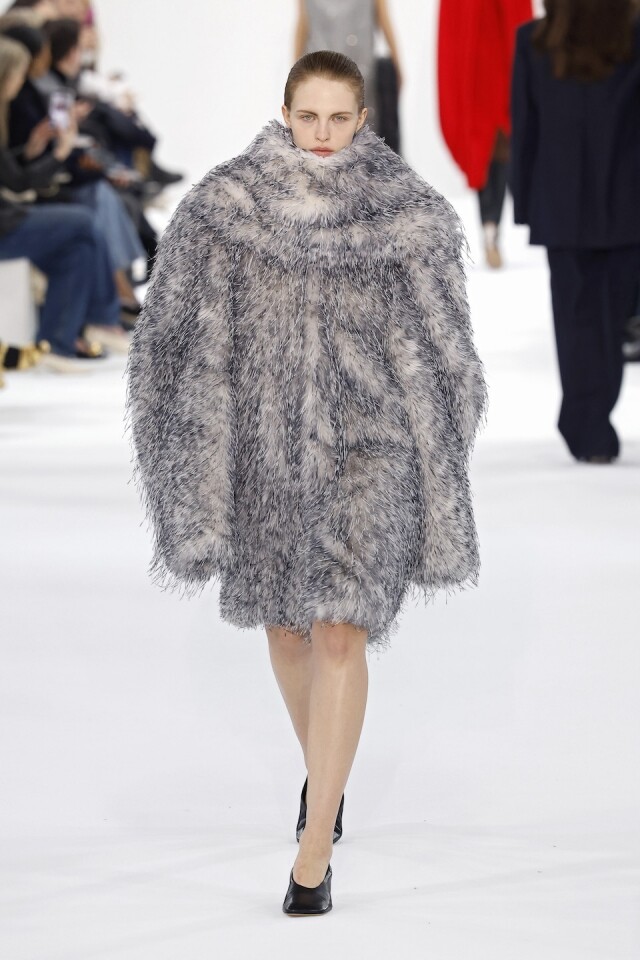 Sportmax 2025 秋冬系列踏上一段過去、現在與未來的探索之旅!重新探索奢華風格,化繁為簡打造實用現代衣櫥 Sportmax 2025 秋冬系列踏上一段過去、現在與未來的探索之旅!重新探索奢華風格,化繁為簡打造實用現代衣櫥