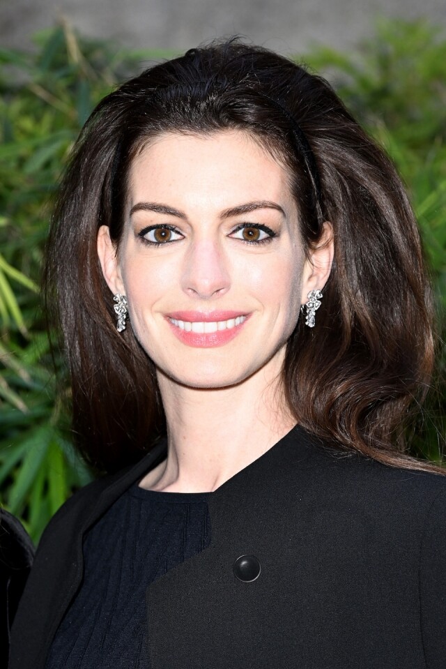 Anne Hathaway 更特別戴上了 Bvlgari Fiorever 系列鑽石耳環配襯 Giorgio Armani 黑色套裝。