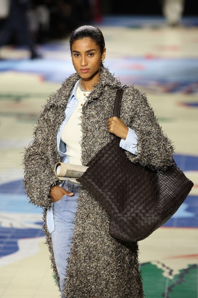 2024 名牌手袋爆款預測！Fendi 工裝袋、Dior 大容量手袋、Chanel 銀色 party bag 成新季流行手袋種類？