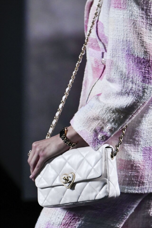 純潔的 Chanel 白色 Classic Flap 系列手袋