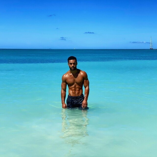 Lucien Laviscount 也經常在 Instagram 分享自己的「泳照」