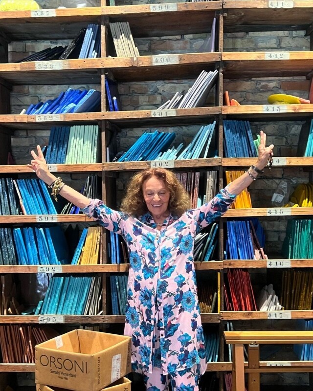 Diane Von Furstenberg 曾嫁德國王子、成就無數的設計師!優雅 Wrap Dress 揚名時裝界、高峰時期大賣數百萬件! Diane Von Furstenberg 曾嫁德國王子、成就無數的設計師!優雅 Wrap Dress 揚名時裝界、高峰時期大賣數百萬件!