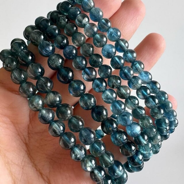 藍晶石功效與禁忌 | 又名「天使之石」，有效治療各種疼痛，能作為護身符，藍晶石戴哪隻手?