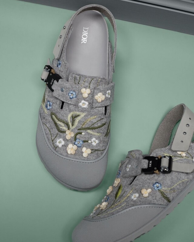 跟 Birkenstock 首度聯乘設計,Dior 將經典的 Tokio Mules 鞋款綴上了 Dior Men signature 的金屬扣,將兩者基因合二為一。 跟 Birkenstock 首度聯乘設計,Dior 將經典的 Tokio Mules 鞋款綴上了 Dior Men signature 的金屬扣,將兩者基因合二為一。