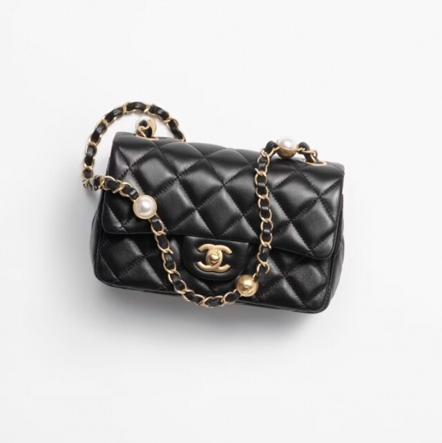 Chanel Mini Flap Bag 迷你垂蓋手袋 價錢:$45,000 Chanel Mini Flap Bag 迷你垂蓋手袋 價錢:$45,000