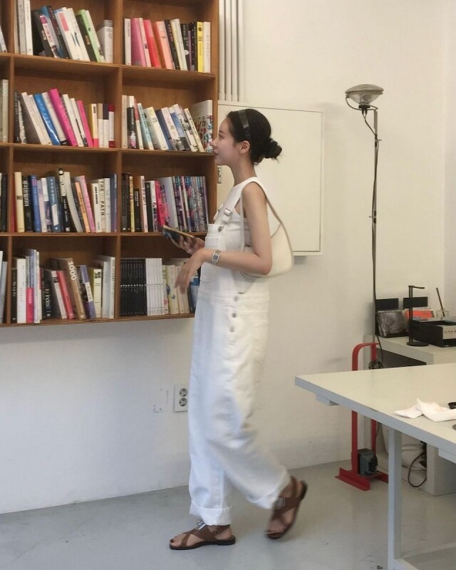 90 年代紅極一時的牛仔工人褲穿搭再度翻興：韓國女生通通穿上身，搭配各種上衣展現多元造型