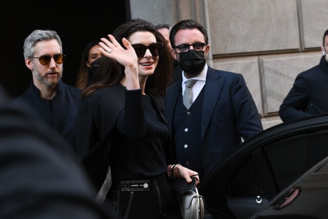 Anne Hathaway 手持的 Giorgio Armani 手袋，為造型增添了貴氣感。