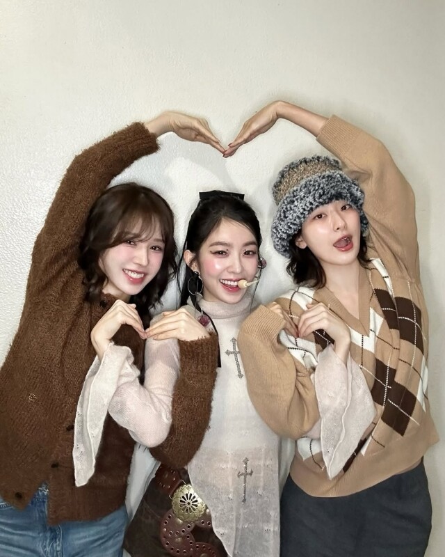 Red Velvet 示範摩卡色穿搭 Red Velvet 示範摩卡色穿搭