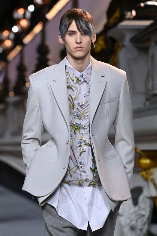 Dior 因一件 Bar Jacket 而在時裝界聲名大躁,成為了經典的時裝品牌。新季系列中,Kim Jones 更是將 Bar Jacket 的超修腰基因,融入男裝西裝褸設計。 Dior 因一件 Bar Jacket 而在時裝界聲名大躁,成為了經典的時裝品牌。新季系列中,Kim Jones 更是將 Bar Jacket 的超修腰基因,融入男裝西裝褸設計。
