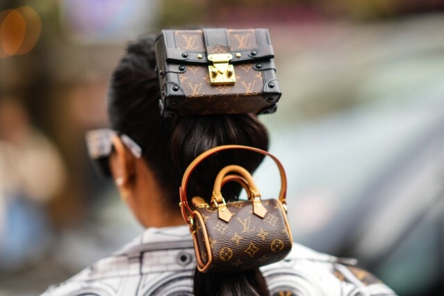 印度時尚姊妹花 Snehal & Jyoti Babani 的創意頭飾超吸睛！將 LV 手袋、Chanel 鈕扣戴上頭，打造浮誇華麗造型！