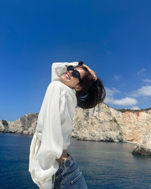 15+ 女生旅行鬆弛感自然拍照姿勢大全！跟著韓星學自然不做作打卡 Pose