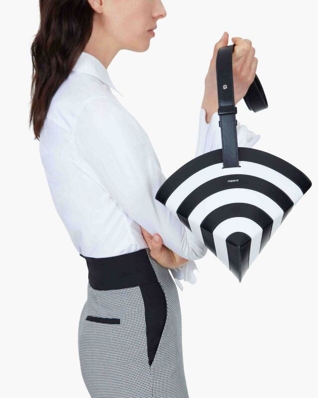 到底何謂數碼手袋？是以 Wifi bag、Swipe bag 命名的手袋，Wifi bag 是個三角形的手袋，這個形狀來自平日連接 Wifi 時所顯示的三角形 icon，觸得到的 Wifi，煞是幽默。