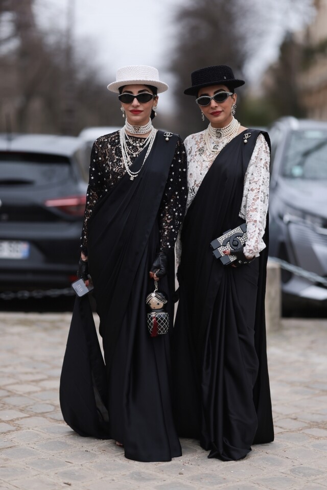 印度時尚姊妹花 Snehal & Jyoti Babani 的創意頭飾超吸睛！將 LV 手袋、Chanel 鈕扣戴上頭，打造浮誇華麗造型！