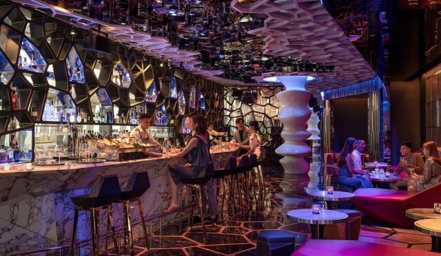 OZONE 天台酒吧是全世界最高的酒吧，也是尖沙咀著名天台酒吧。