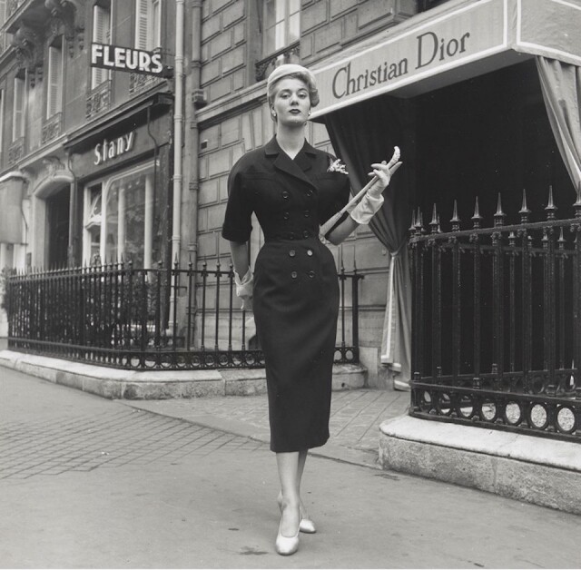 模特兒穿上了 1953 年的經典服裝，展現出 Dior 先生定義的巴黎優雅時尚風格！