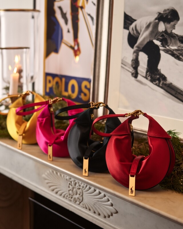 要為摯愛送上應節的聖誕禮物,Ralph Lauren 的 2022 年節日配飾系列絕對是今年的不二之選。 要為摯愛送上應節的聖誕禮物,Ralph Lauren 的 2022 年節日配飾系列絕對是今年的不二之選。