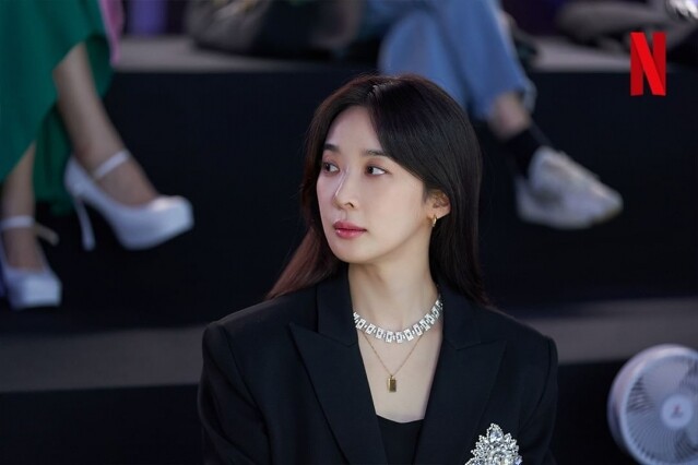 《絕世 KOL》的清冷系美人李清娥是「前女友專業戶」？戲外風格超反差、私底下是熱愛街頭運動風的波鞋控！