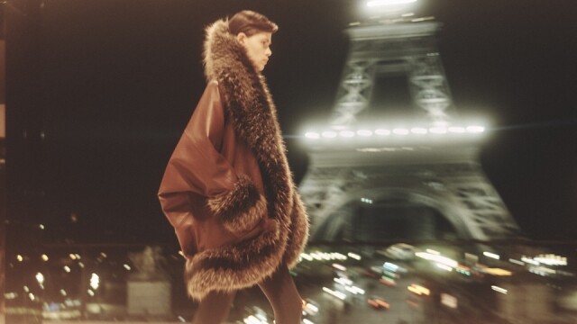 Saint Laurent 2022 秋冬系列在巴黎鐵塔夜景下發布，為時裝騷增添了浪漫詩意。
