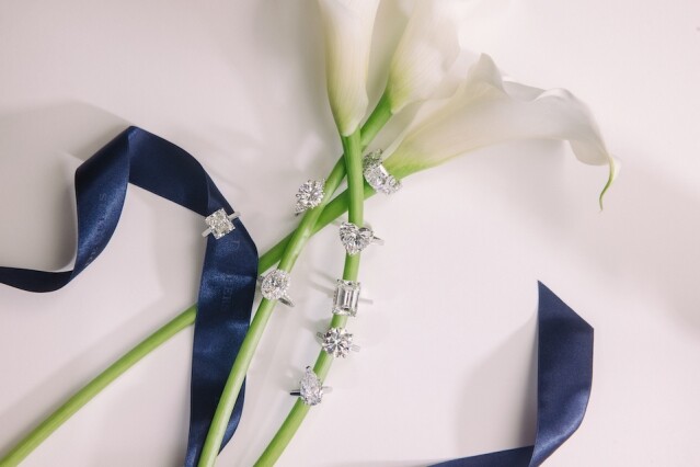 婚戒鑽石切割形狀與新娘個性有關？De Beers Jewellers 訂婚鑽戒及婚嫁珠寶系列，讓新娘隨意襯托出迷人的內在光芒