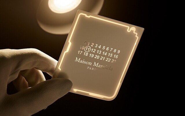 手機還刻有標誌性的 Numeric Logo 手機還刻有標誌性的 Numeric Logo