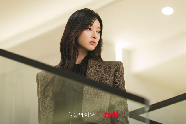 從《淚之女王》金智媛的衣櫃偷靈感 | 戲中造型演活財閥千金,私下穿搭百變,優雅知性、休閒風格都輕鬆駕馭 從《淚之女王》金智媛的衣櫃偷靈感 | 戲中造型演活財閥千金,私下穿搭百變,優雅知性、休閒風格都輕鬆駕馭